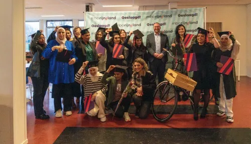 deelnemers van het opleidingstraject van piezo en mborijnland ontvingen hun welverdiende mbo 2 diploma na twee jaar hard werken aan studie en stage fotograaf jeroen stahlecker