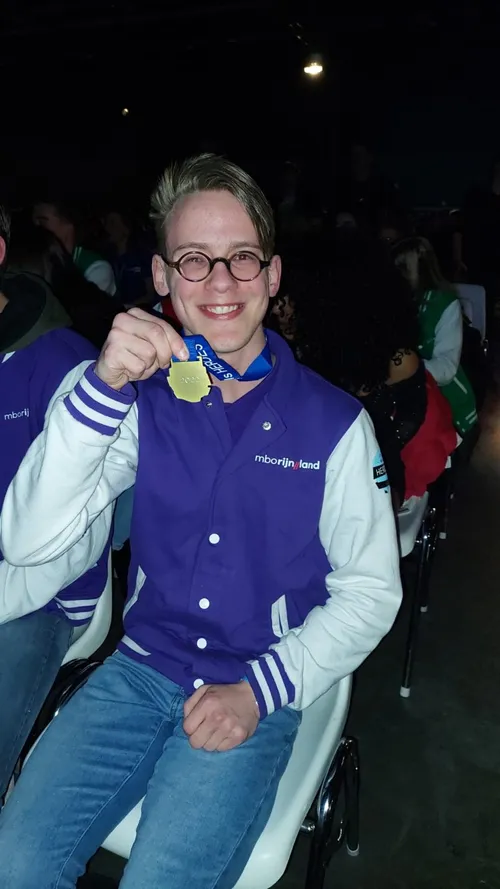 demian blij met zijn gouden medaille