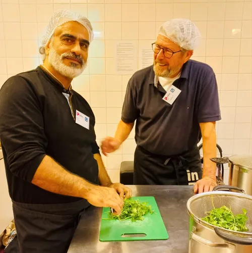 een deelnemer van het inburgeringsproject zelfredzaamheidsroute oefent de nederlandse taal op de werkvloer in de keuken van piezocentrum palenstein foto stichting piezo
