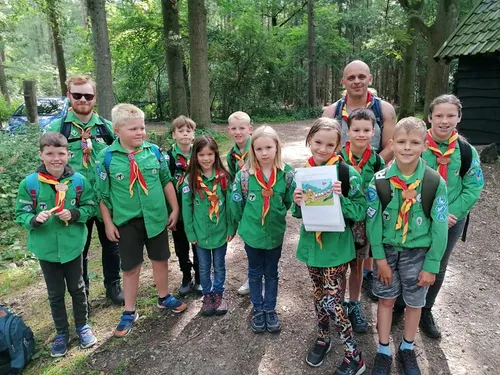 een groepje welpen bij start van de hike