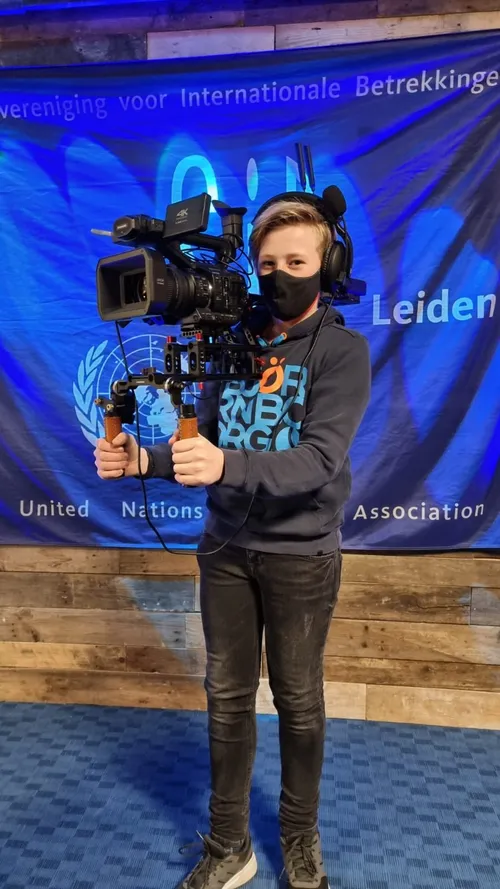 een leerling van ahumtv filmt de talkshow van sib