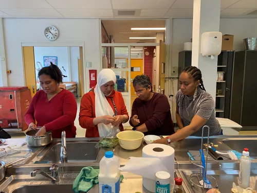 een les over koken vlnr jessie ruba sunethra en justina thuiszorg leerweg kl