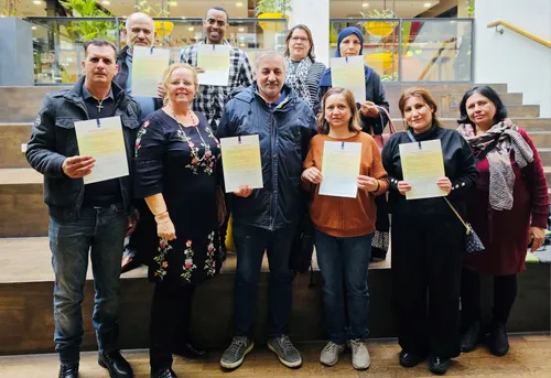 een trotse groep deelnemers met hun certificaten participatieverklaring foto stichting piezo