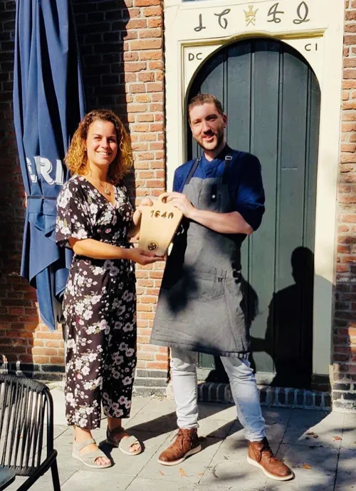 femke boerkamp overhandigt de eerste kaasplanken aan brasserie 1640 foto stichting piezo