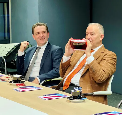 foto 1 aboutaleb probeert zorgtoepassing retrospective 2d bril uit