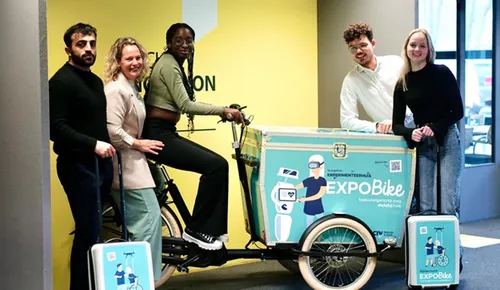 foto 1 expobike met docent arianne riedijk en studenten