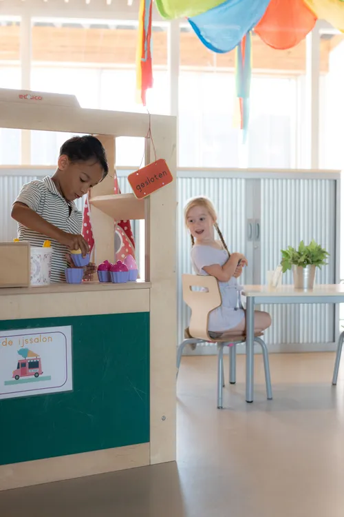 foto 2 po poster 2024