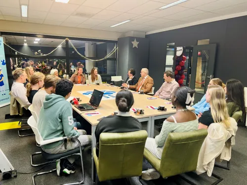 foto 2 studenten en burgemeesters aboutaleb en bezuijen in gesprek