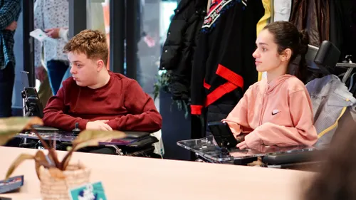 foto 3 ervaringsdeskundigen robin l en sana r delen kennis en ervaring