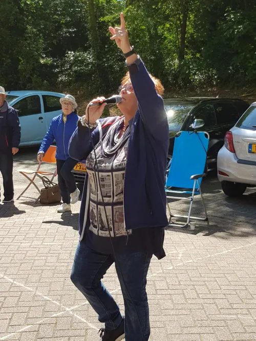 geslaagd balkonconcert met bingo molenwijkflat dunantstraat1