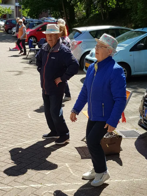 geslaagd balkonconcert met bingo molenwijkflat dunantstraat3