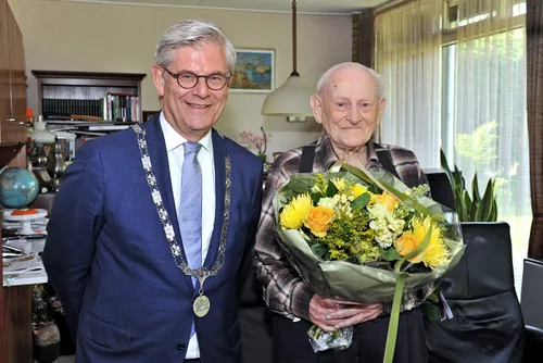 hr van kleef 100 jr 300dpi 00119288