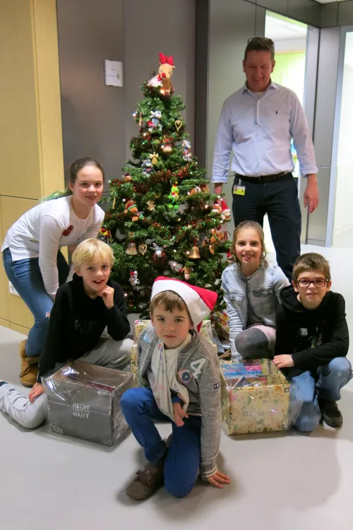 ikc de waterlelie schenkt boeken aan kinderpoli lange land6329