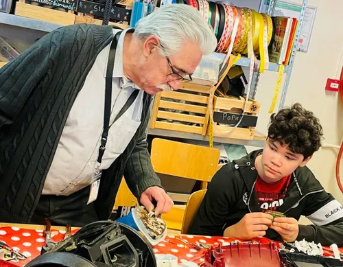 joey van zorgboerderij swaenensteyn en vrijwilliger hans tijdens de workshop apparaten slopen foto stichting piezo