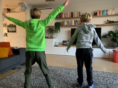 jongens thuis in actie