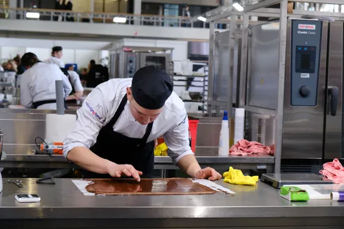 jorn geconcentreerd aan het werk