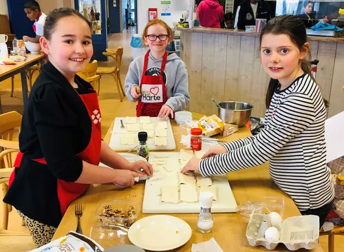 kinderen in buytenwegh zijn druk bezig met het voorbereiding van hun slotdiner fotograaf stichting piezo