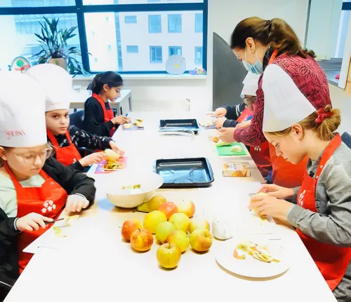 kinderen in meerzicht maken bij piezo en kinderresto een gezond ontbijt fotograaf stichting piezo