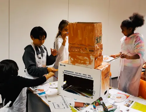 kinderen knutselen bij piezo een schoorsteen voor sinterklaas fotograaf stichting piezo