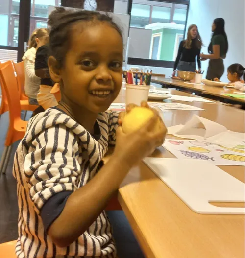 kinderen krijgen bij de vakantieacademie les over gezonde voeding foto stichting piezo