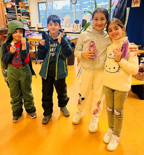 kinderen maakten bij de kinder ambachtenwerkplaats van ijzerdraad en stof hun eigen batman of zeemeermin foto stichting piezo