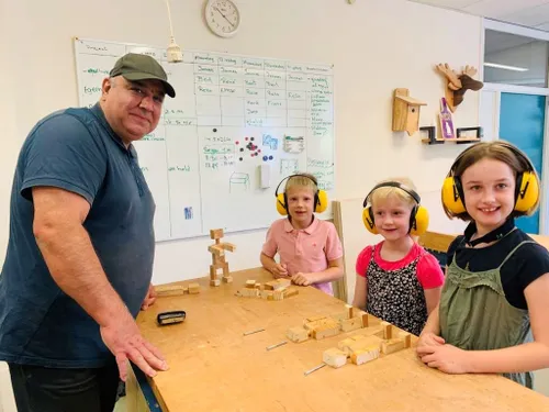 kinderen maken eigen robot in de houtwerkplaats van de piezo ambachtenwerkplaats foto stichting piezo