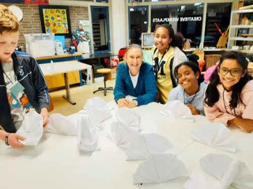 kinderen piezo talentenacademie krijgen gastles over werken in een hotel foto stichting piezo