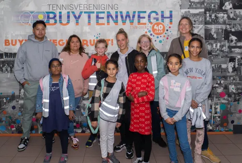 kinderen talentenacademie maken kennis met het reilen en zeilen op een tennisvereniging foto 2 fotograaf jeroen stahlecker