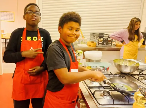 kinderen uit palenstein leren koken tijdens de lessen van piezo en kinderresto foto stichting piezo