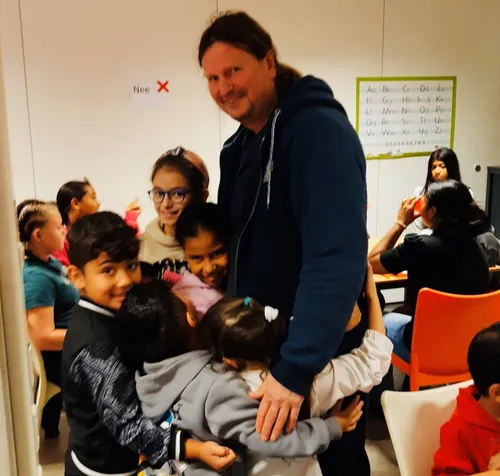 kinderen van de kinderwijklunch bij piezo palenstein nemen afscheid van vrijwilliger vincent foto stichting piezo