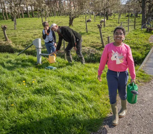 kinderen van de piezo talentenacademie buytenwegh helpen bij de zoete aarde met het inzaaien van een voedselbank voor bijen fotograaf jeroen stahlecker