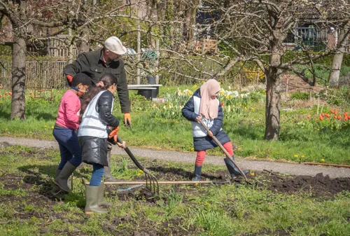 kinderen van de piezo talentenacademie buytenwegh werken mee in de tuin bij de zoete aarde fotograaf jeroen stahlecker