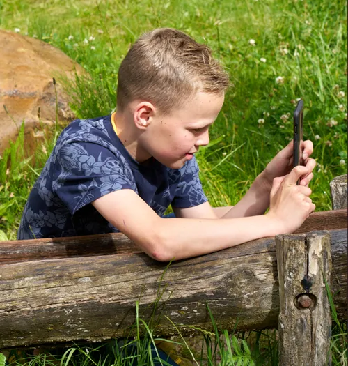 kinderen van de piezo talentenacademie in oosterheem ontdekken de toeristische plekjes in hun wijk fotograag leon koppenol
