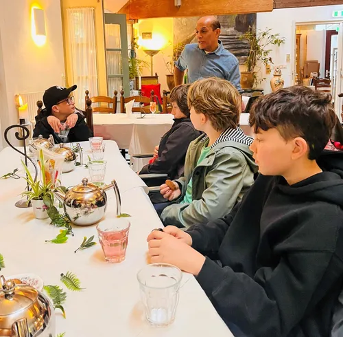 kinderen van de piezo talentenacademie leren van een medewerker hoe het is om in de bakkerswinkel te werken foto stichting piezo