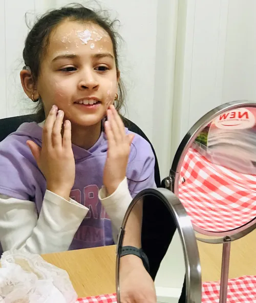 kinderen van de piezo talentenacademie maken kennis met het beroep van schoonheisspecialiste 1