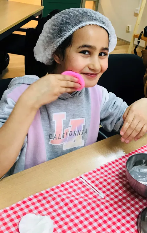 kinderen van de piezo talentenacademie maken kennis met het beroep van schoonheisspecialiste 2