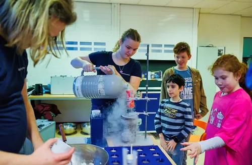 kinderen van de piezo talentenacademie meerzicht krijgen een gastles van studenten scheikunde foto stichting piezo
