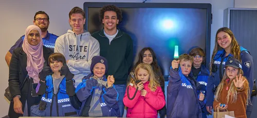 kinderen van de piezo talentenacademie oosterheem brachten een werkbezoek aan team handhaving fotograaf leon koppenol
