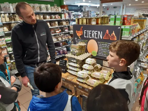 kinderen van de piezo talentenacademiebezochten de biologische supermarkt van eko plaza foto stichting piezo