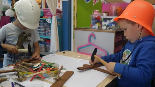 kleuters timmeren erop los