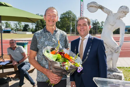 koninklijke onderscheiding de heer van der plaat burgemeester michel bezuijen 1