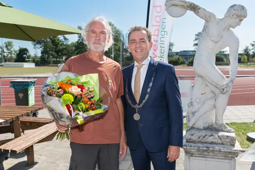 koninklijke onderscheiding de heer van leeuwen burgemeester michel bezuijen 1