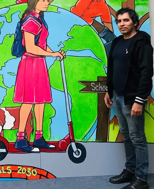 kunstenaar manuel alaniz is in de herfstvakantie te gast bij de piezo ambachtenwerkplaats foto stichting piezo