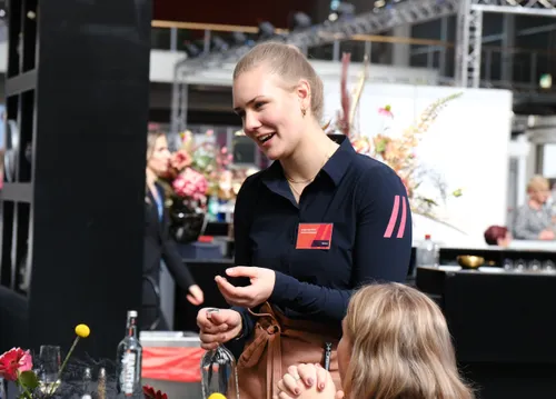 laura in gesprek met gasten