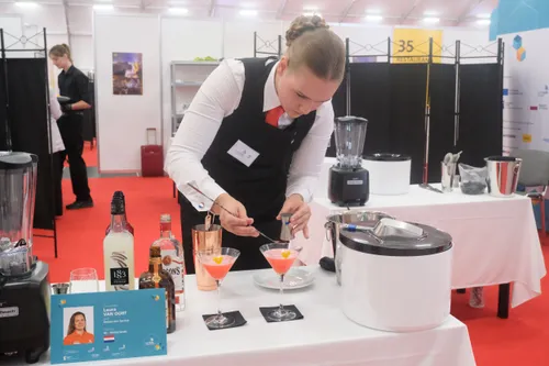 laura maakt een cocktail kleiner