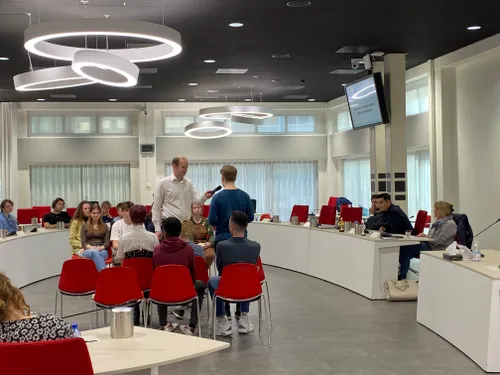 leerlingen in debat tijdens stadhuis van democratie