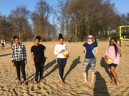 lori en lula andere deelnemers van het sportmaatjesproject op het noordaa tijdens zomertrainingen foto piezo