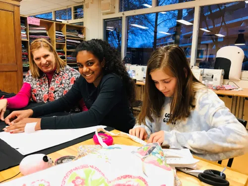 maak je eigen outfit bij de tienernaailes in de ambachtenwerkplaats foto stichting piezo