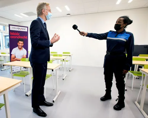 mborijnland minister dijkgraaf wordt geinterviewd door student htv kleiner