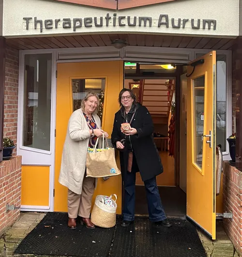 medewerkers therapeuticum aurum doneren kerstcadeaus aan stichting piezo foto stichting piezo
